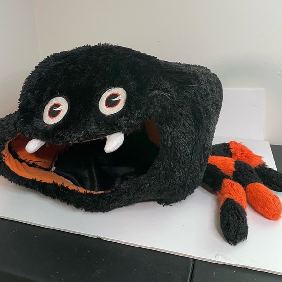 Thrills & Chills  Spider Cat Bed - Halloween - Picture 2 of 11